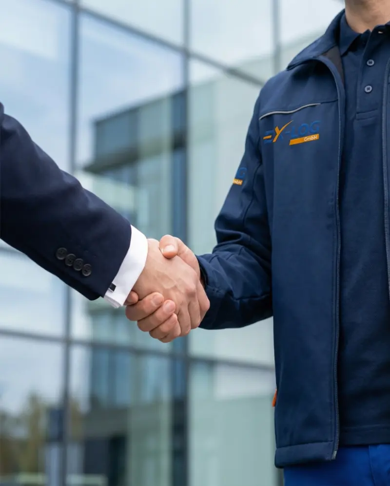 Handschlag zwischen einem Geschäftspartner und einem Ex-Log-Mitarbeiter
